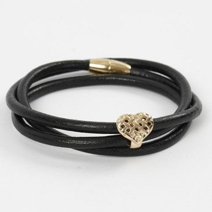 Armbånd av tykt lærsnøre med hjerte og magnetlås av gull