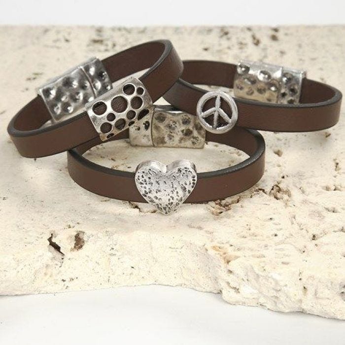 Armbånd av lærbånd med leddperle og magnetlås