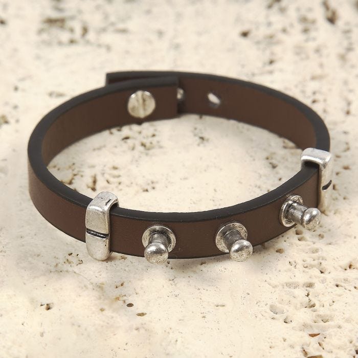 Armbånd av lærbånd med geværknapper