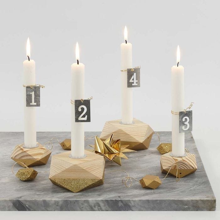 Adventsstake av fire trestaker med delvis gull