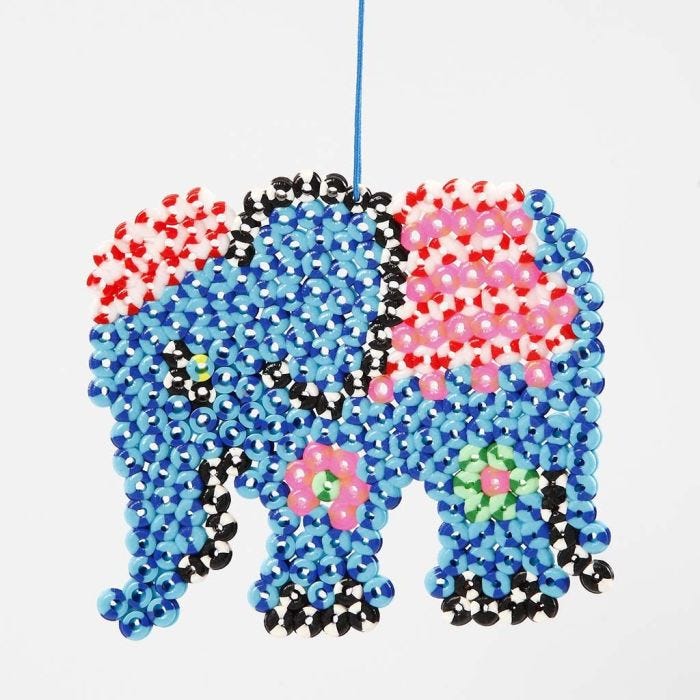 Elefant av stripete rørperler på stiftplate