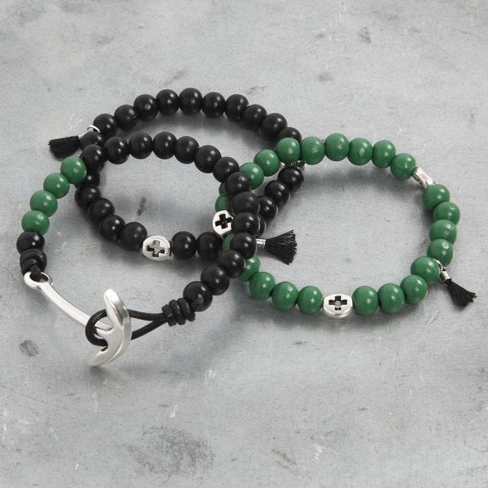 Armbånd med treperler og pynt