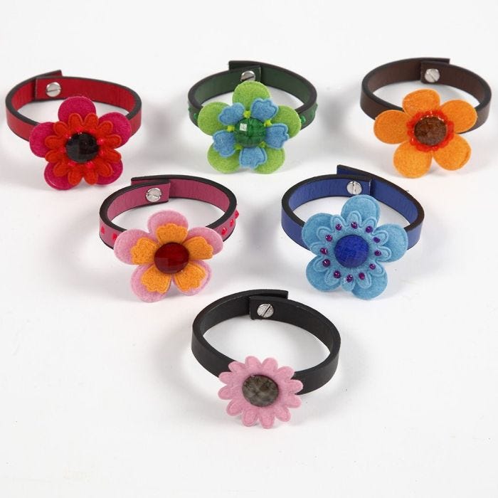 Lær armbånd med filtblomst og cabochon