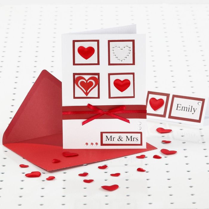 Rødt og hvitt bryllupskort med Rhinsten