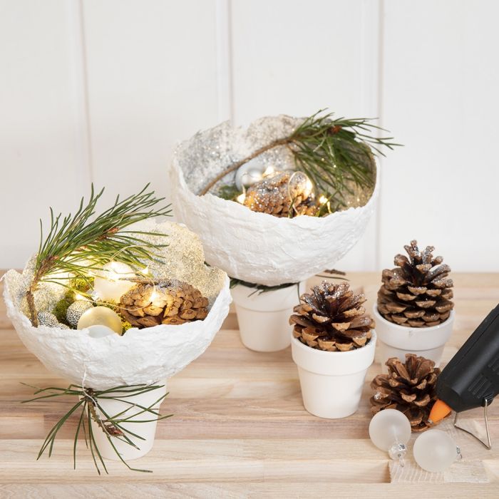 Skål av gipsgaze med glitter på potter 