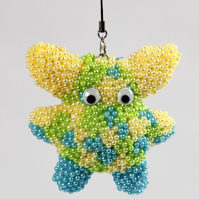 Stoff figur kledd med Pearl Clay og rulleøyne