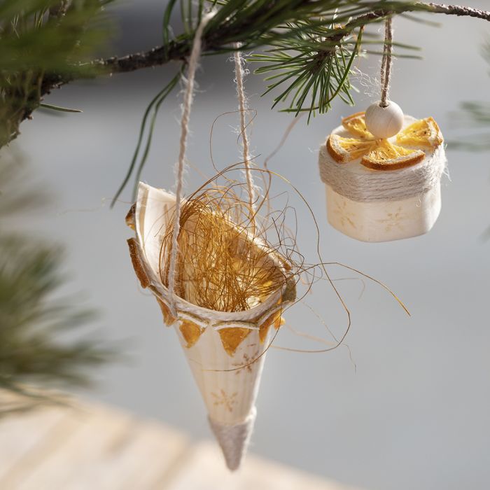 Kremmerhus av trefinér pyntet med stempler og naturpynt