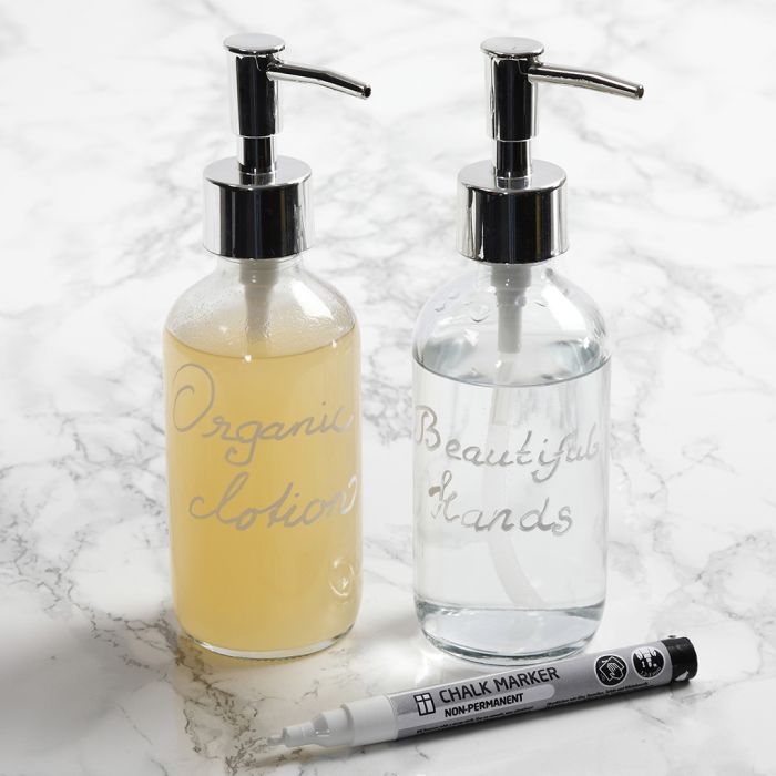 Såpedispenser dekorert med kritttusj