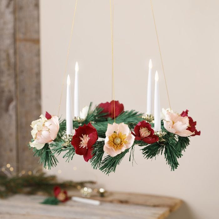 Adventskrans med papir blomster av krepp papir