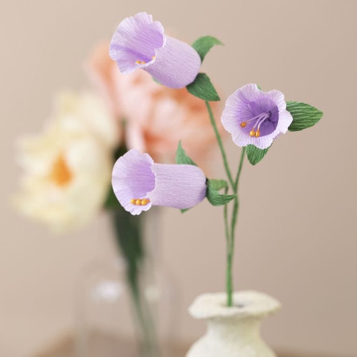 Klokkeformede blomster av krepp papir