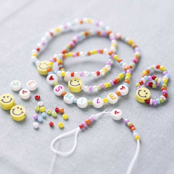 Armbånd og ringer med bokstavperler og smiley-perler