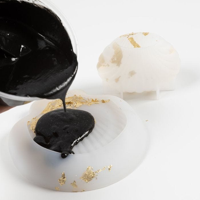Slik støper du med svart resin-støping