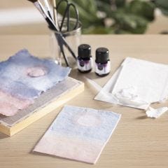 Bilde av håndlaget papir fargegraduert med flytende akvarell
