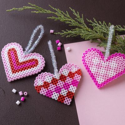 Julehjerter laget av rørperler