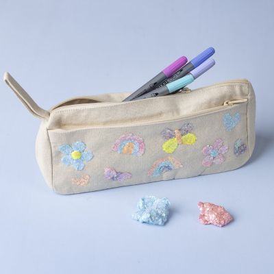 Pennal dekorert med glitter clay