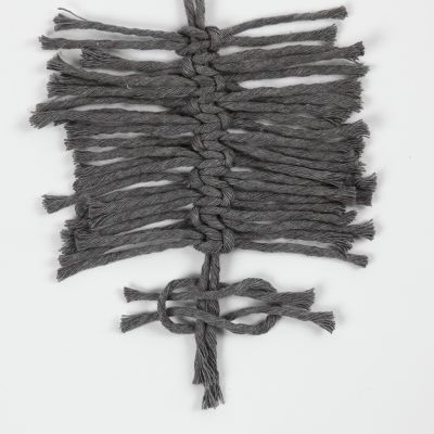 Slik knyter du fjær med flatknute (Feather Square Knot)