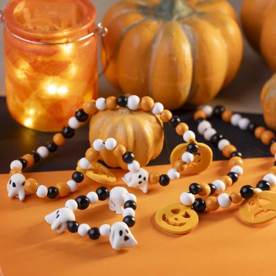 Halloween-smykker laget av treperler og leire