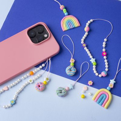 Mobile charms med perler og figurer