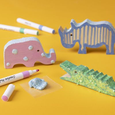Tredyr dekorert med tusjer og glitterleire
