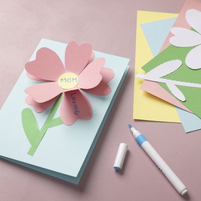 Kartong med blomster og søte hilsener