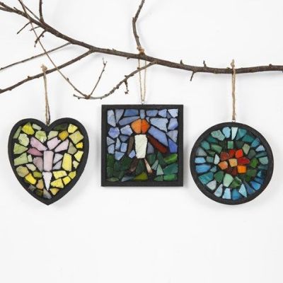Svartmalt treramme med glassmosaikk i svart filler