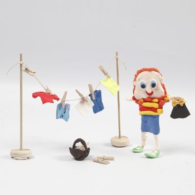 Figur av Silk Clay og t&oslash;rkestativ i tre med t&oslash;y av Silk Clay.