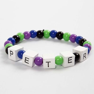Armb&aring;nd i elastikk med ord av bokstavperler