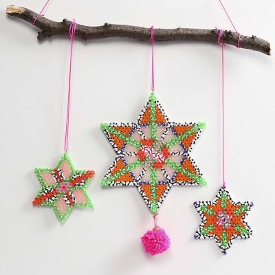 Stjerne av rørperler pyntet med pompon