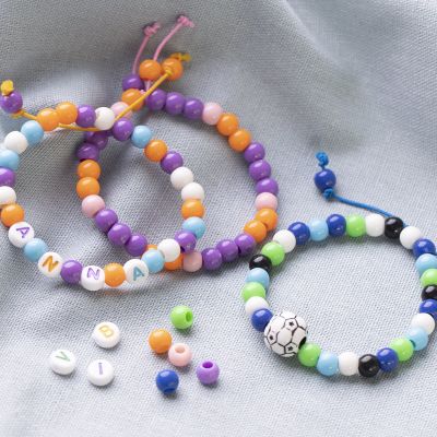 Armbånd av farget elastikk med plastperler