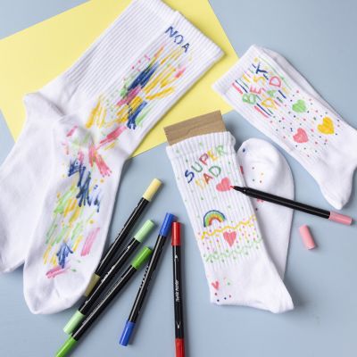 Personlige sokker pyntet med tekstiltusj