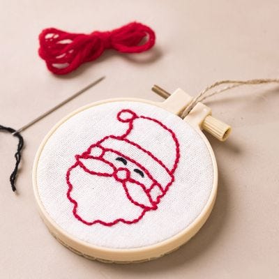 Broderiramme med brodert julenisse