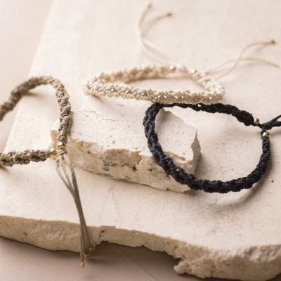 Knyttede armbånd i makramè