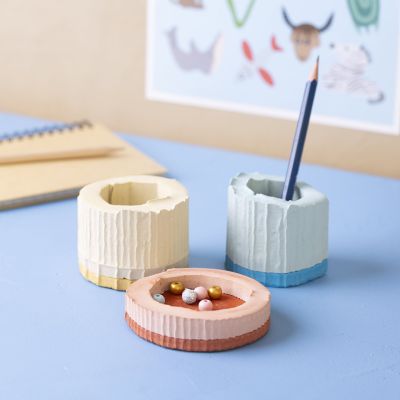 Fargerike holdere i resin