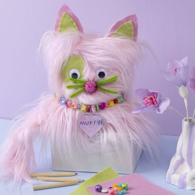 Katt sydd ut av fuskepels