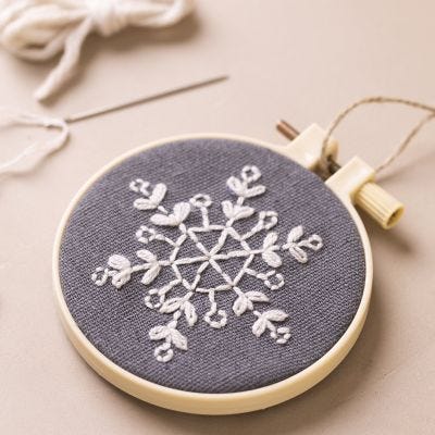 Broderiramme med brodert snøfnugg