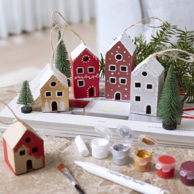 Malte julehus med snø på