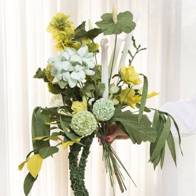 Bukett av kreppapir til en stor vase