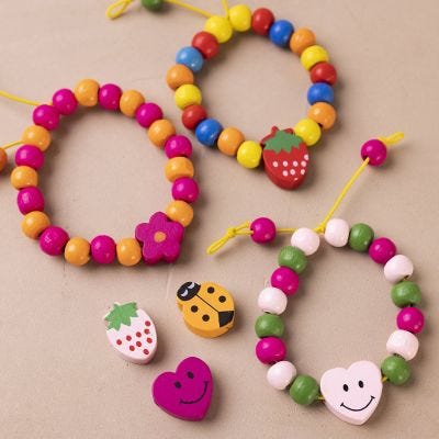 Elastisk armbånd med treperler i klare farger