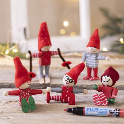 Alver i tre med bevegelige hoder og lemmer