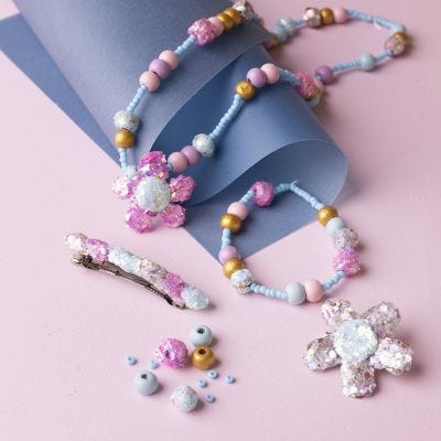 Barnesmykker med perler og glitter clay