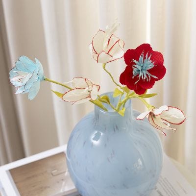 Blomster i kreppapir dekorert med tusjer