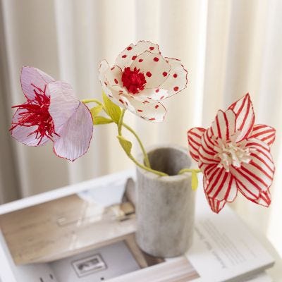 Kreppapirblomster dekorert med kreative multitusjer