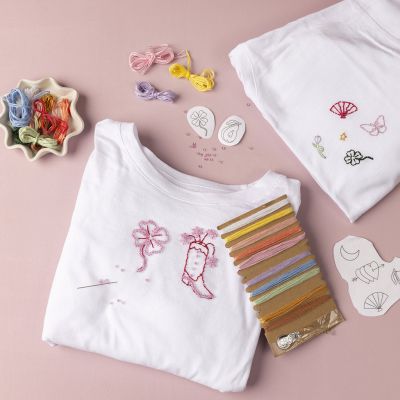 T-skjorte dekorert med broderi og perler