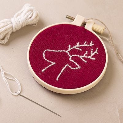 Broderiramme med brodert reinsdyr
