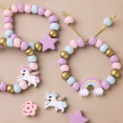 Elastisk armbånd med treperler i pastellfarger