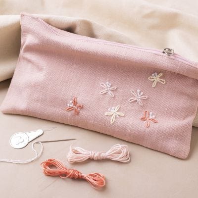 Clutchveske med broderte sommerfugler