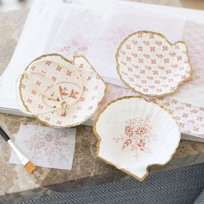 Sjøskjell dekorert med decoupage og gulltusj 