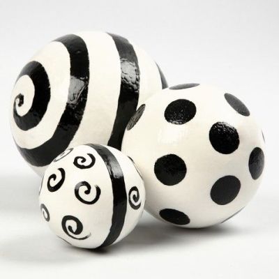 Lakkerte gipskuler med grafisk dekorasjon