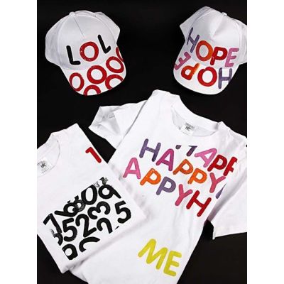 Caps og t-shirts med bokstavtrykk