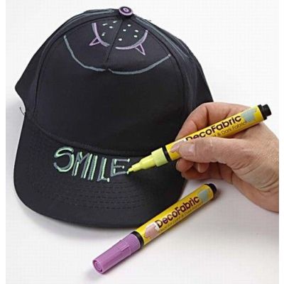 Caps dekorert med Neon stofftusj